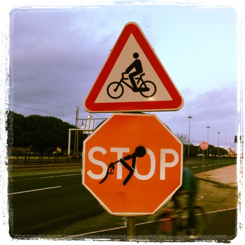 Placa na saída de um posto Galp, em Lisboa. Foto: @renejrfernandes.