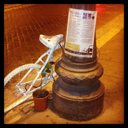 Ghost-bike, em Roma, próxima ao Coliseu.