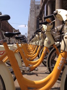 Bicicletas próximas ao Duomo, em Milão.